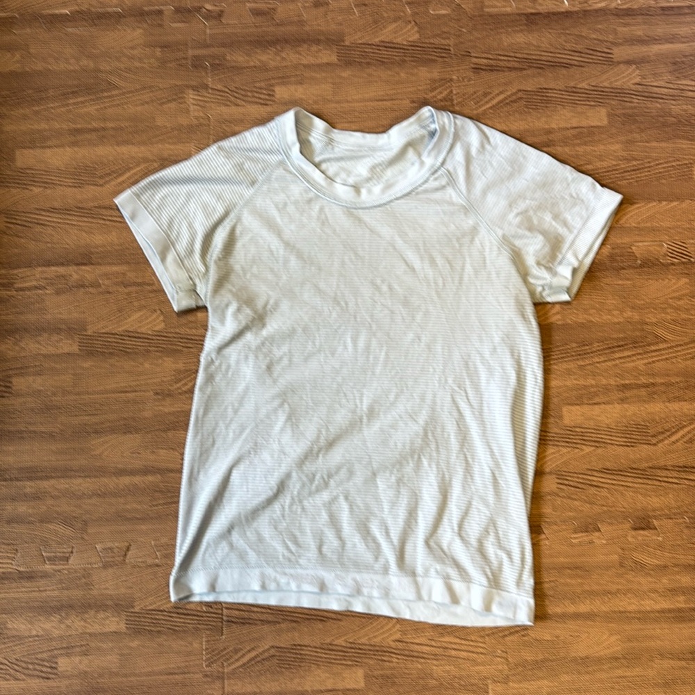 LULULEMON LIGHT PURPLE ATHLETIC WORK OUT TOP SIZE SMALL